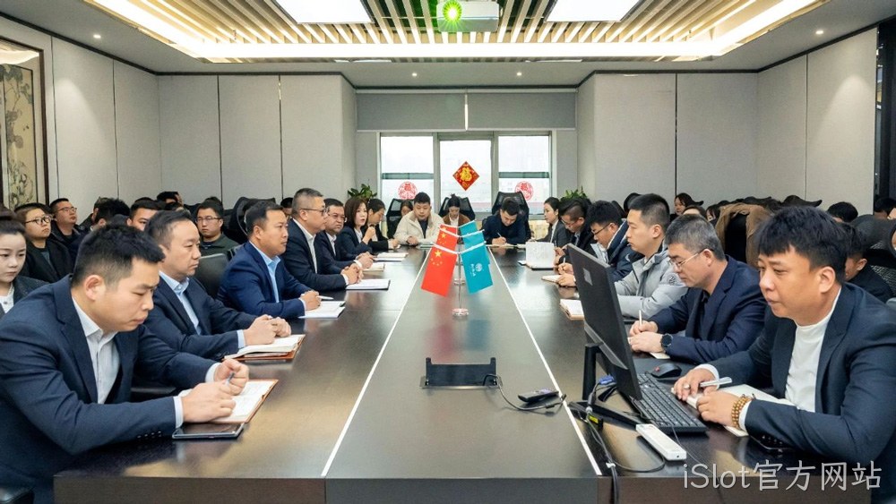 在泸州老窖“中国第一窖”石刻前打卡留念  iSlot官方网站将继续秉持开放合作的态度，与业界同仁共同探索中国白酒的新高度，共绘酒业美好蓝图，全力打造产品质量更优、品牌影响力更大的现代化白酒企业。