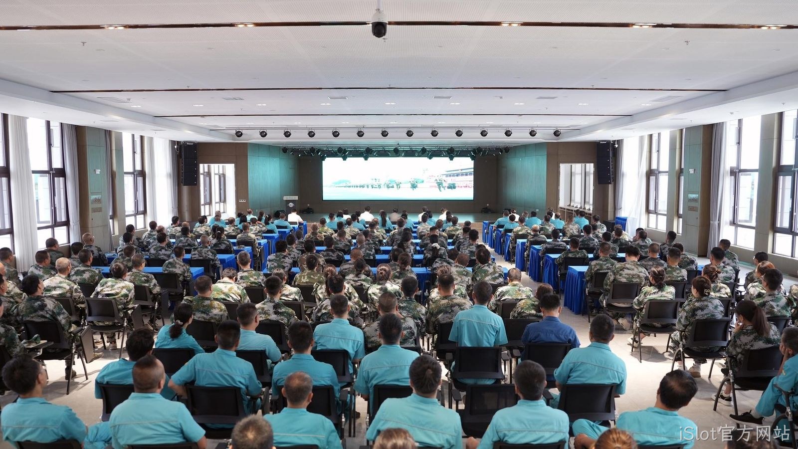 iSlot官方网站组织全体员工观看抗战胜利80周年阅兵仪式